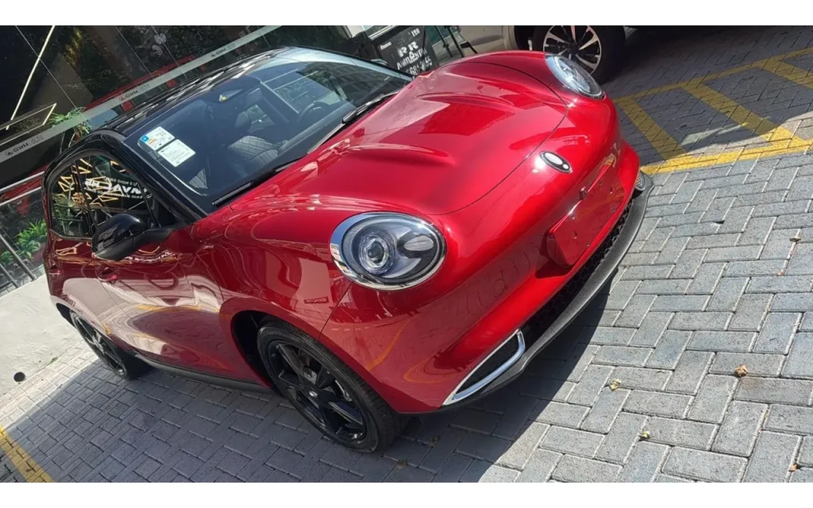 GWM Ora 03 vermelho no showroom Ayra Racing em São Paulo
