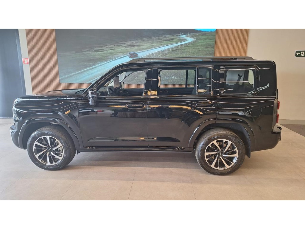 GWM Tank preto no showroom Ayra Racing em São Paulo